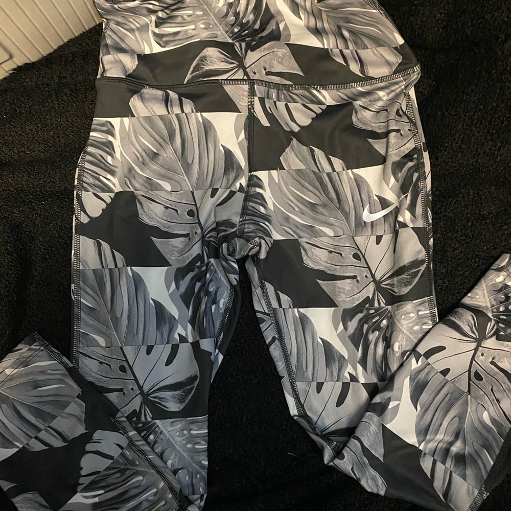 Nike dri-fit leggings. Like new. Size medium. Zippered pocket at back waist.
